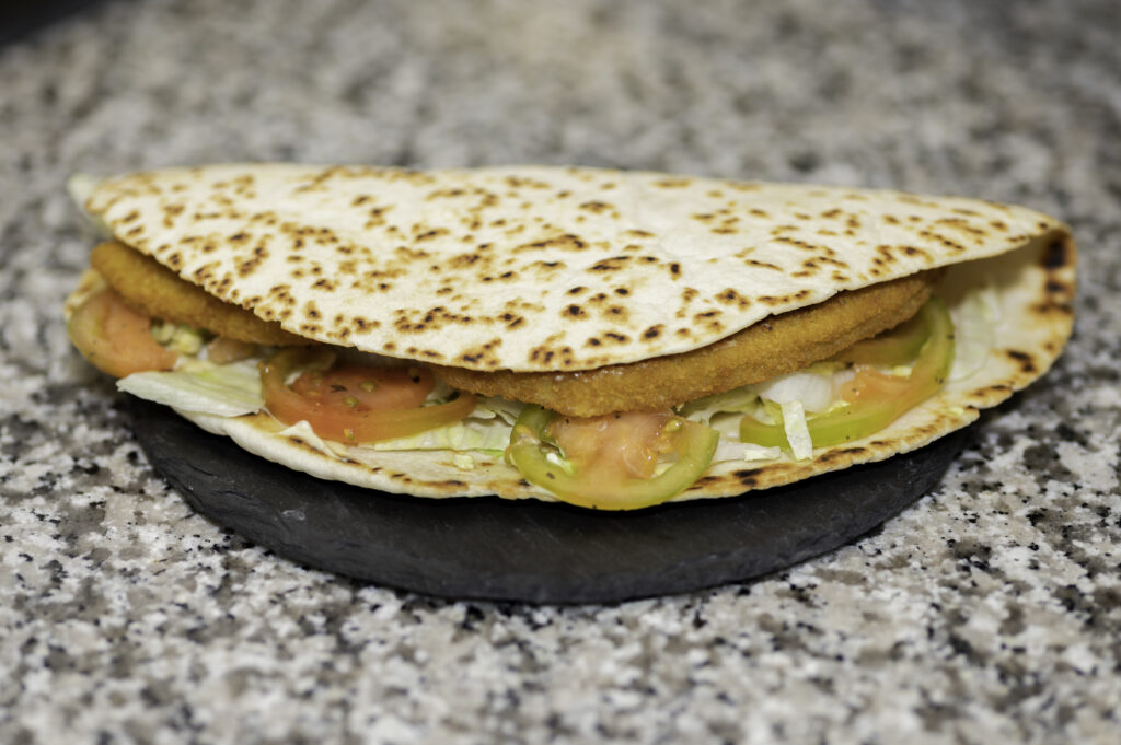 Piadina Cotoletta Insalata Pomodoro Maionese